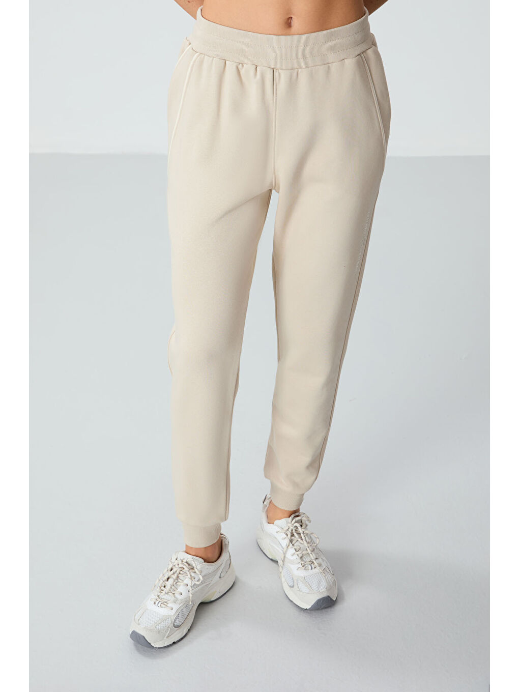 Bej Kompakt Pamuklu Kalın Pürüzsüz Dokulu Standart Fit Kadın Eşofman Altı - 94660-2