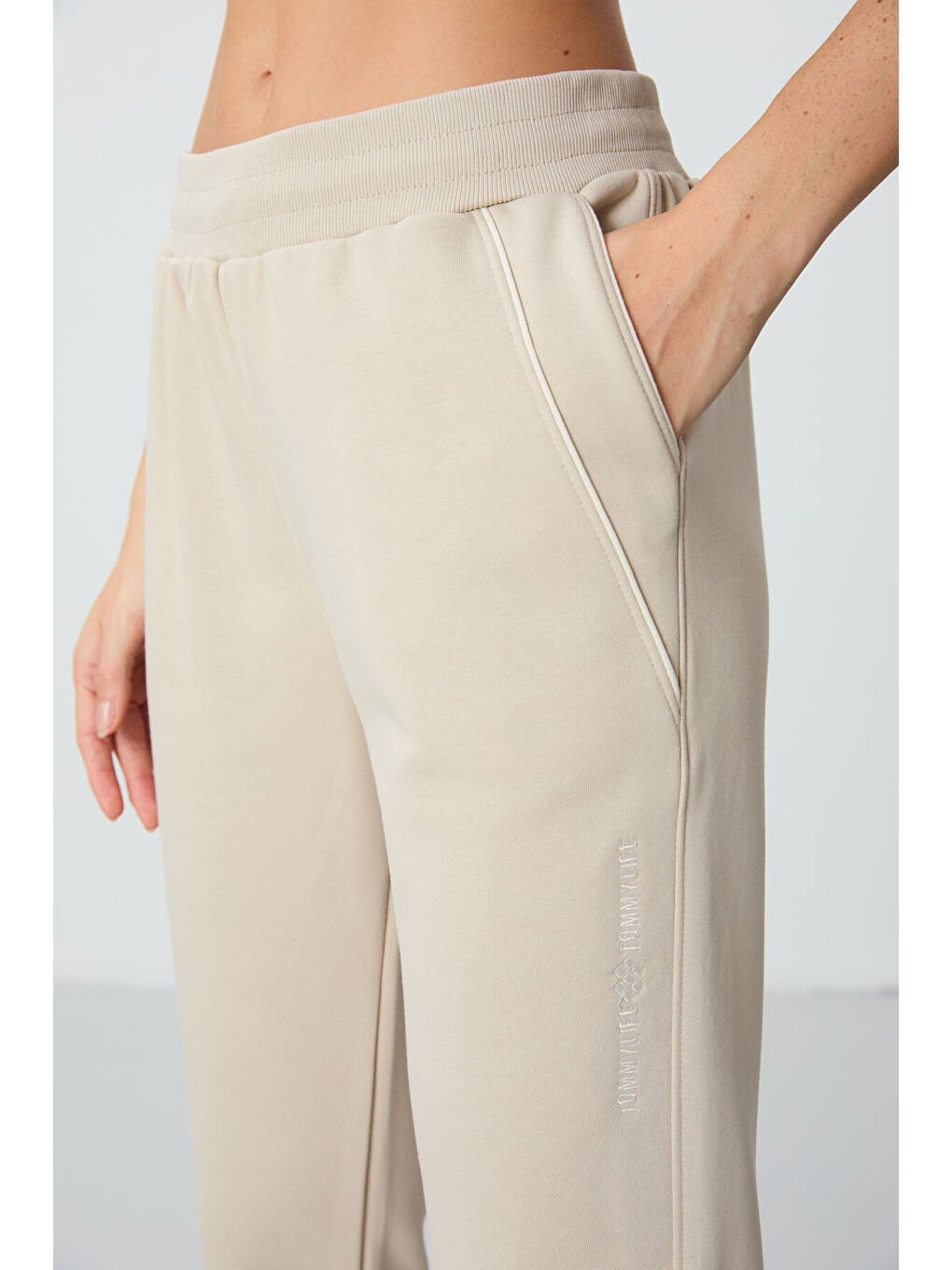 Bej Kompakt Pamuklu Kalın Pürüzsüz Dokulu Standart Fit Kadın Eşofman Altı - 94660-3