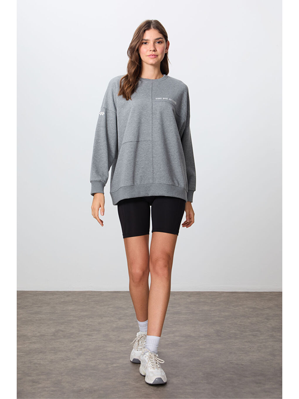 Gri Melanj Kompakt Pamuklu Kalın Pürüzsüz Dokulu O Yaka Oversize Fit Kadın Sweatshirt - 97288