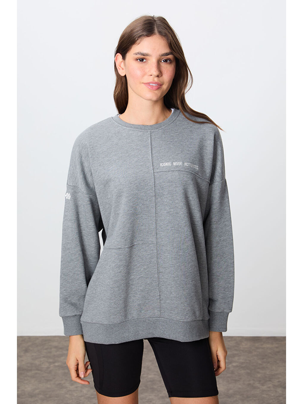 Gri Melanj Kompakt Pamuklu Kalın Pürüzsüz Dokulu O Yaka Oversize Fit Kadın Sweatshirt - 97288-2