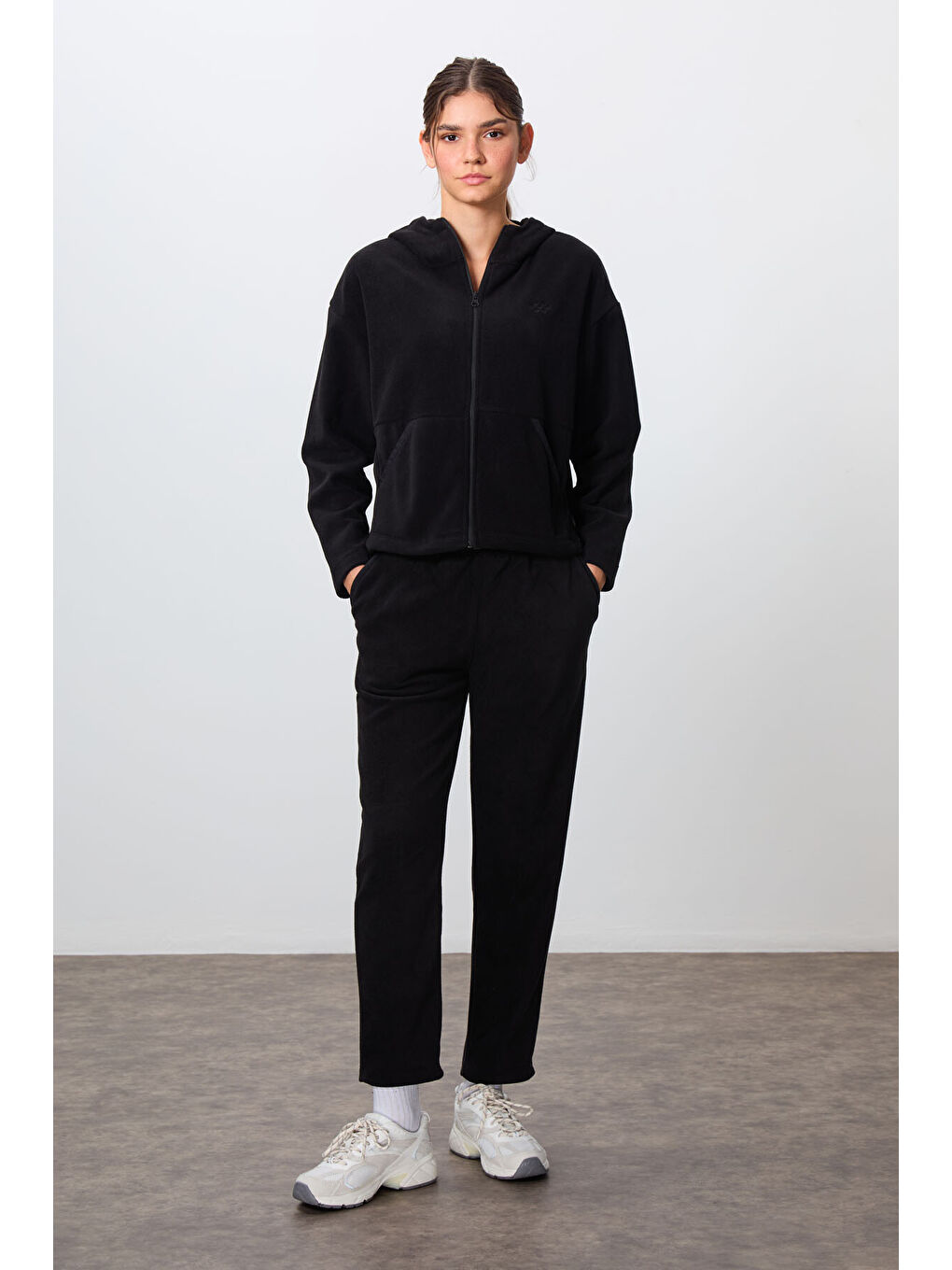 Siyah Kalın Yumuşak Dokulu Kapüşonlu Oversize Nakışlı Polar Kadın Eşofman Takım  95338