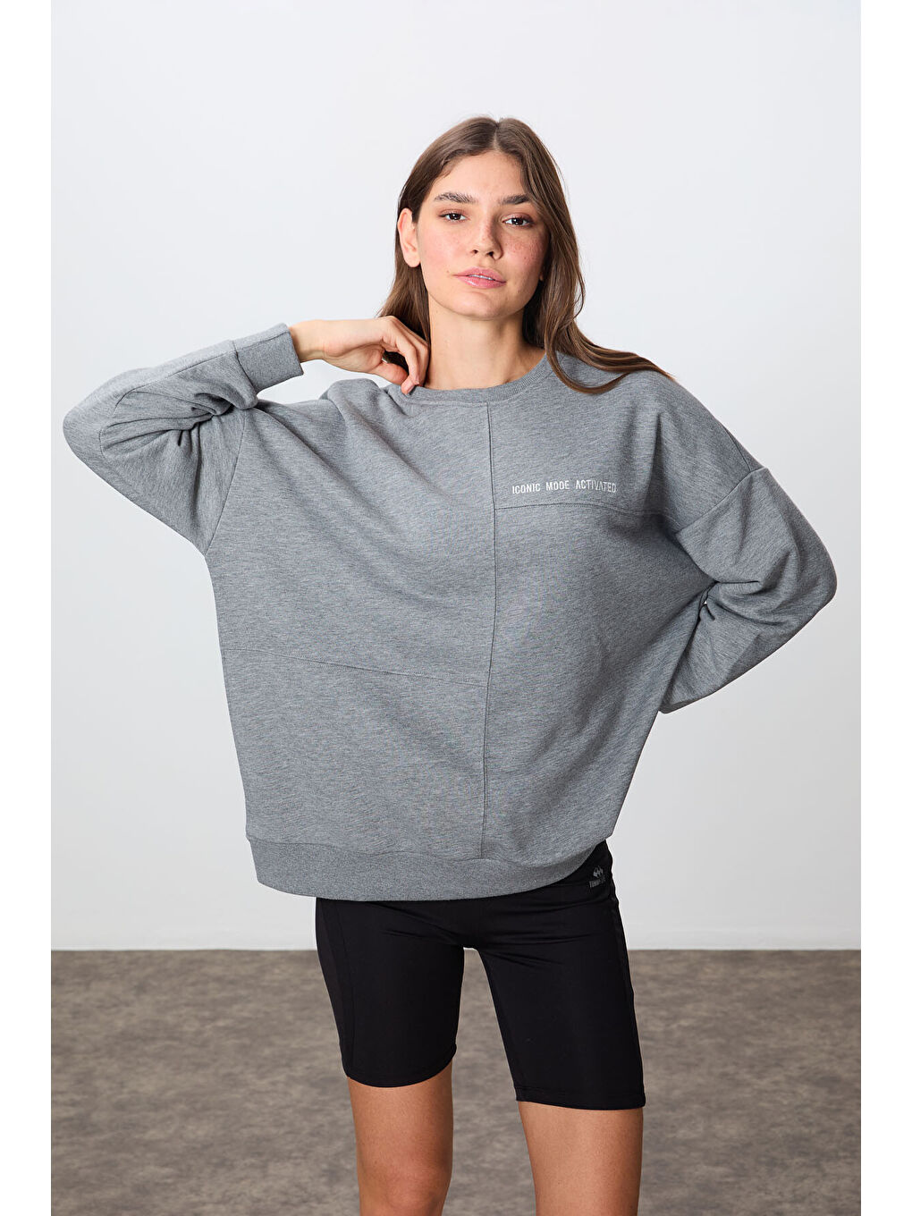Gri Melanj Kompakt Pamuklu Kalın Pürüzsüz Dokulu O Yaka Oversize Fit Kadın Sweatshirt - 97288-3