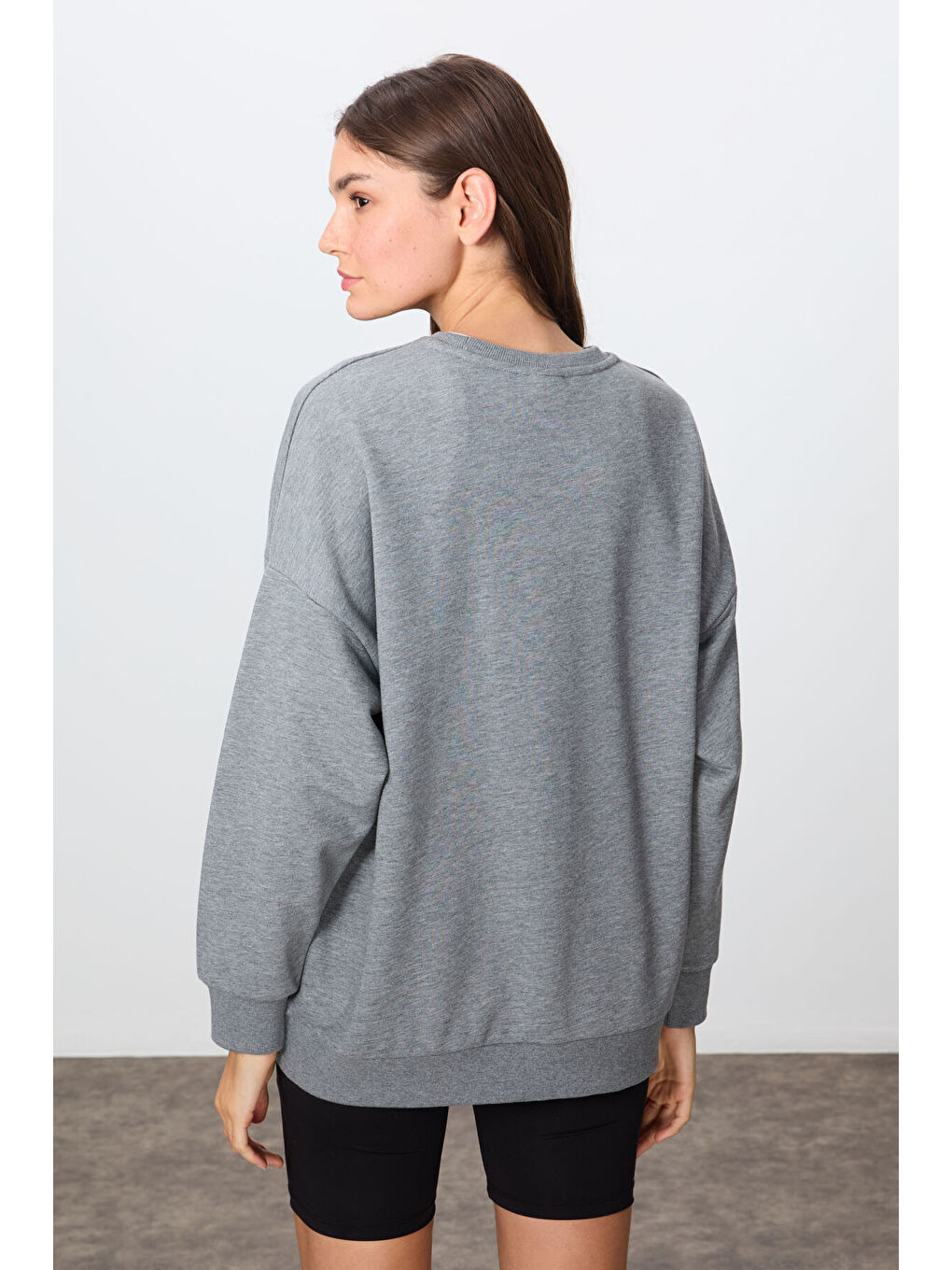 Gri Melanj Kompakt Pamuklu Kalın Pürüzsüz Dokulu O Yaka Oversize Fit Kadın Sweatshirt - 97288-4