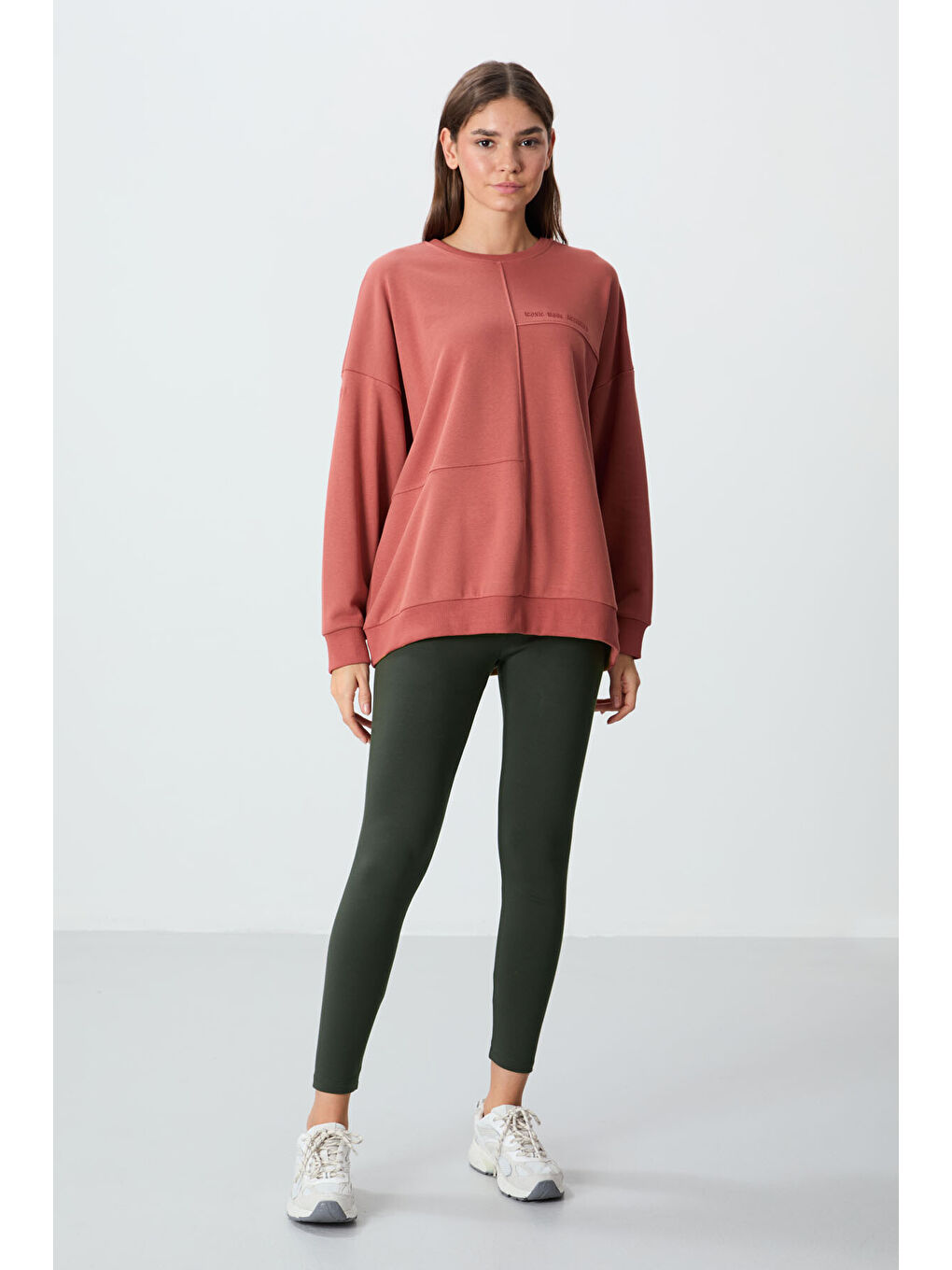 Kahverengi Kiremit Kompakt Pamuklu Kalın Pürüzsüz Dokulu O Yaka Oversize Fit Kadın Sweatshirt - 97288-1