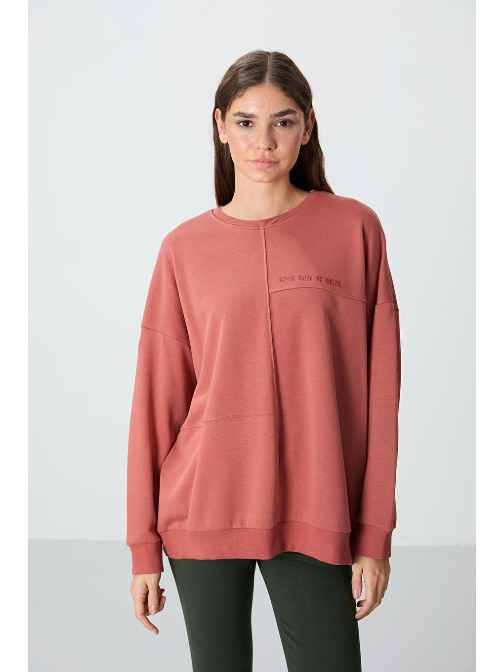 Kahverengi Kiremit Kompakt Pamuklu Kalın Pürüzsüz Dokulu O Yaka Oversize Fit Kadın Sweatshirt - 97288-2