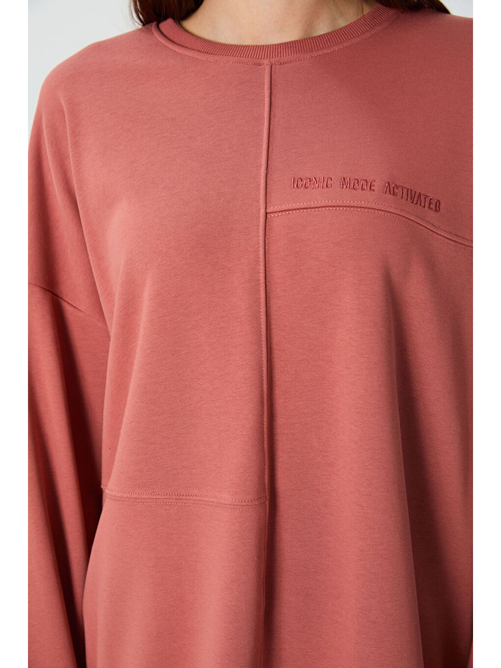 Kahverengi Kiremit Kompakt Pamuklu Kalın Pürüzsüz Dokulu O Yaka Oversize Fit Kadın Sweatshirt - 97288-3