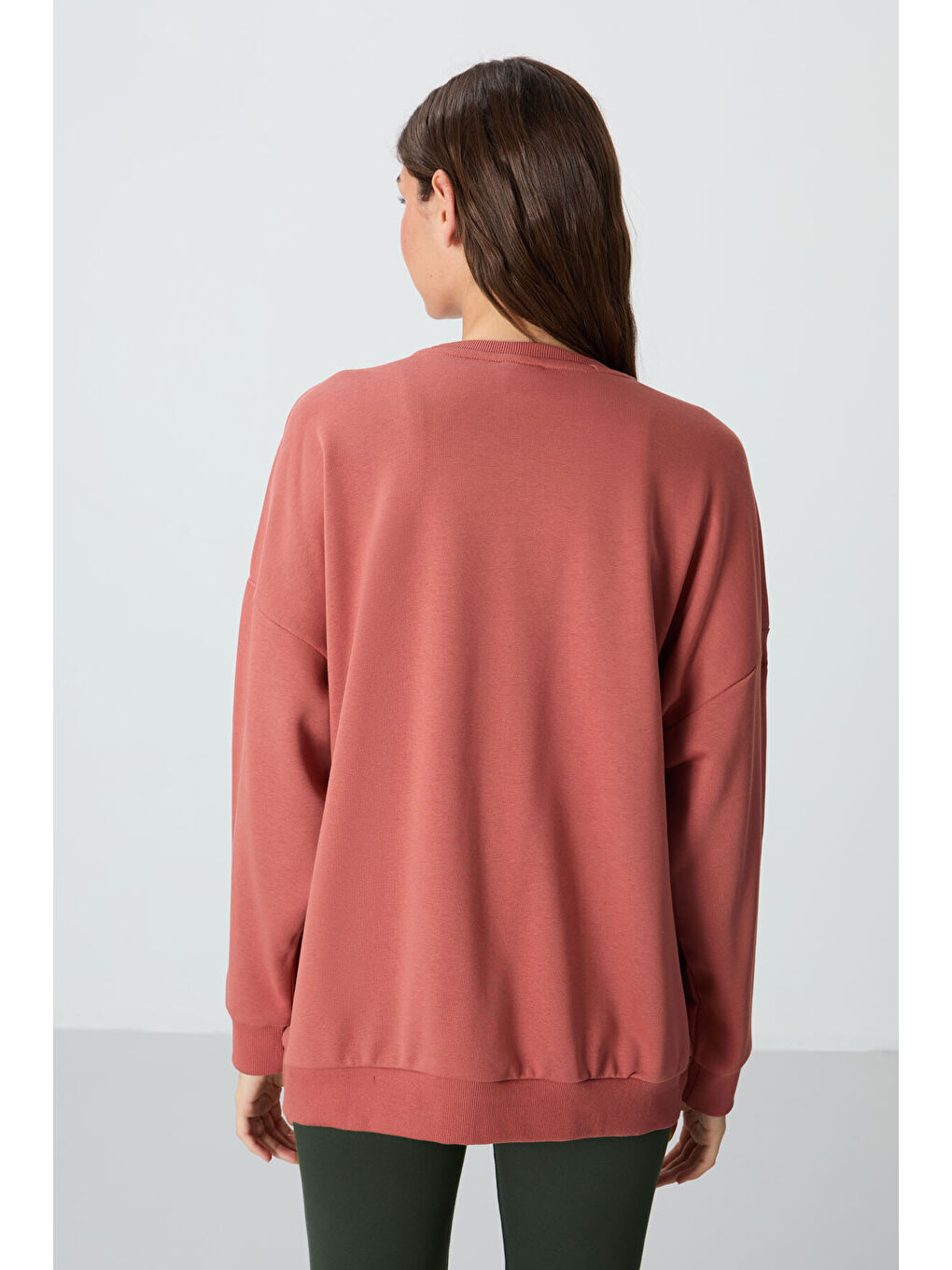 Kahverengi Kiremit Kompakt Pamuklu Kalın Pürüzsüz Dokulu O Yaka Oversize Fit Kadın Sweatshirt - 97288-4