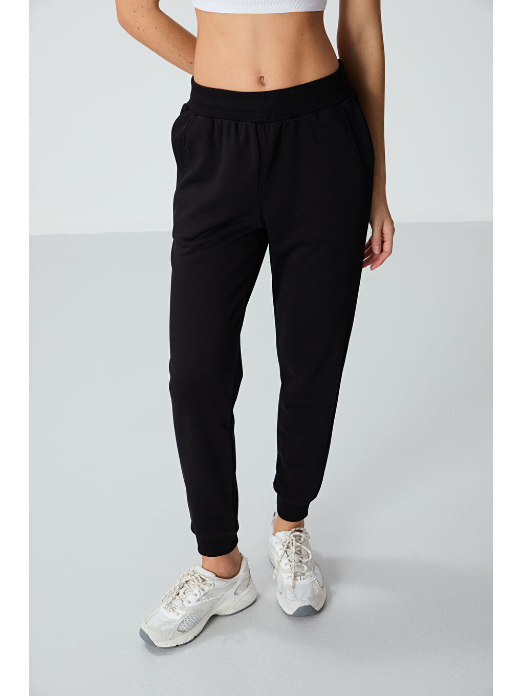 Siyah Kompakt Pamuklu Kalın Pürüzsüz Dokulu Standart Fit Kadın Eşofman Altı - 94660-1