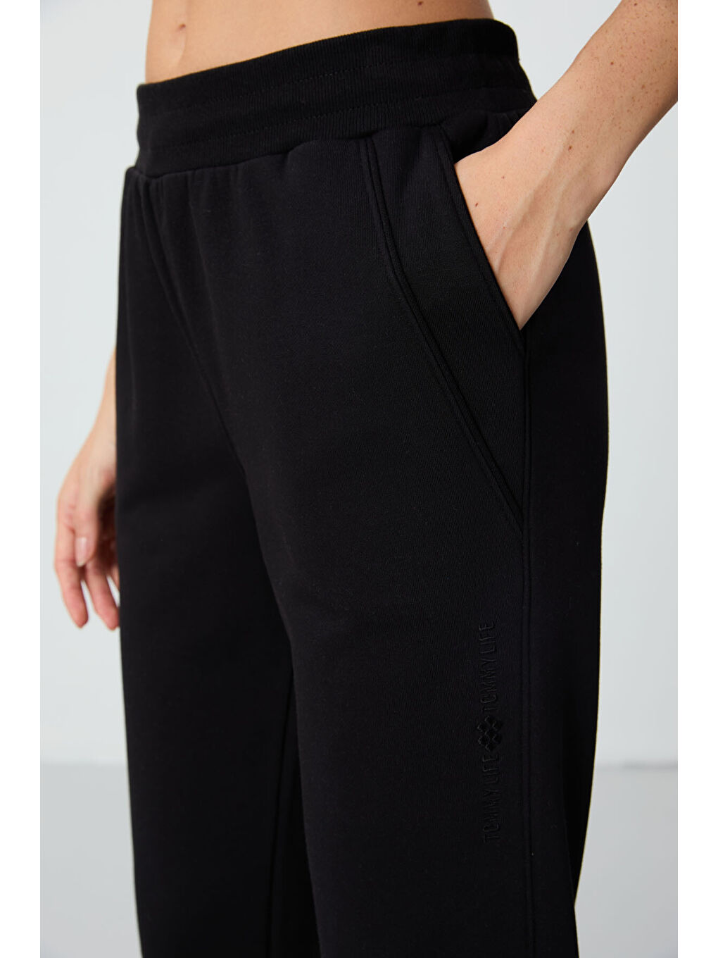 Siyah Kompakt Pamuklu Kalın Pürüzsüz Dokulu Standart Fit Kadın Eşofman Altı - 94660-2