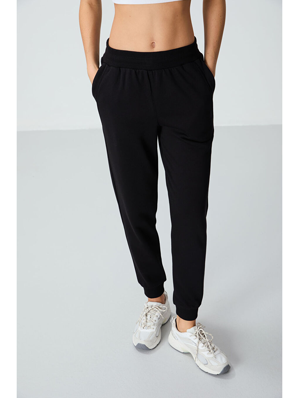 Siyah Kompakt Pamuklu Kalın Pürüzsüz Dokulu Standart Fit Kadın Eşofman Altı - 94660-3