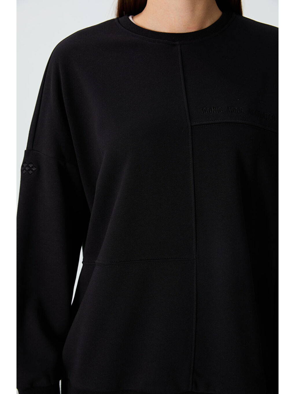 Siyah Kompakt Pamuklu Kalın Pürüzsüz Dokulu O Yaka Oversize Fit Kadın Sweatshirt - 97288-1