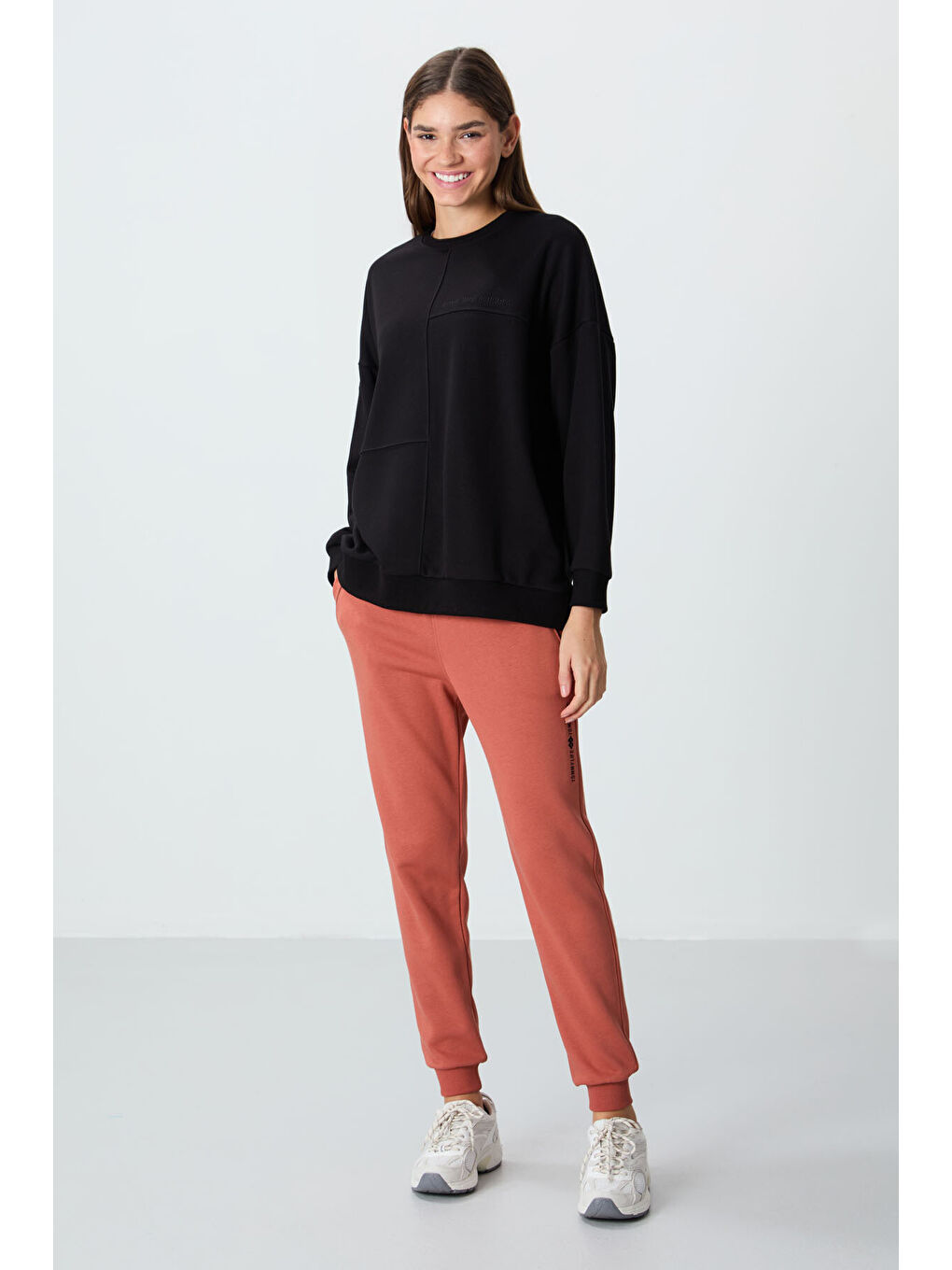 Siyah Kompakt Pamuklu Kalın Pürüzsüz Dokulu O Yaka Oversize Fit Kadın Sweatshirt - 97288-2