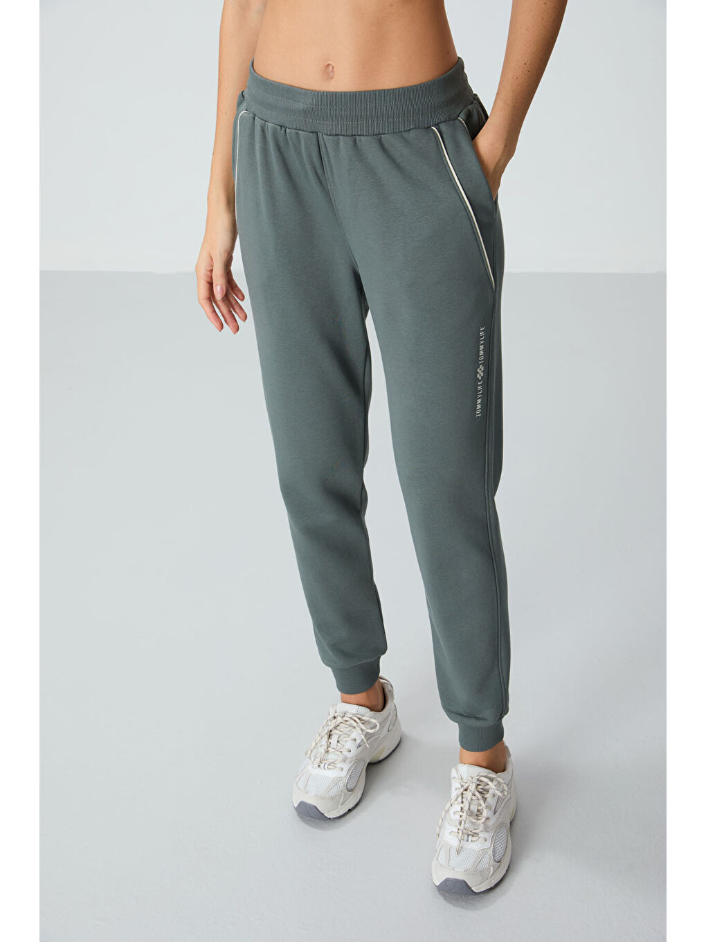 Haki Kompakt Pamuklu Kalın Pürüzsüz Dokulu Standart Fit Kadın Eşofman Altı - 94660-1