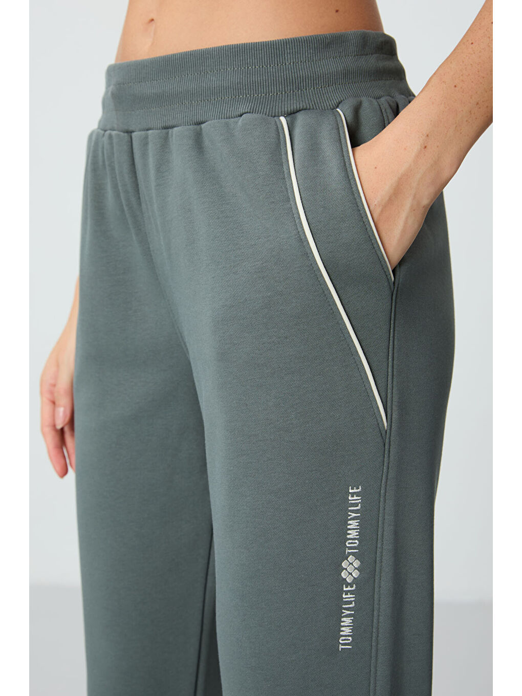 Haki Kompakt Pamuklu Kalın Pürüzsüz Dokulu Standart Fit Kadın Eşofman Altı - 94660-2