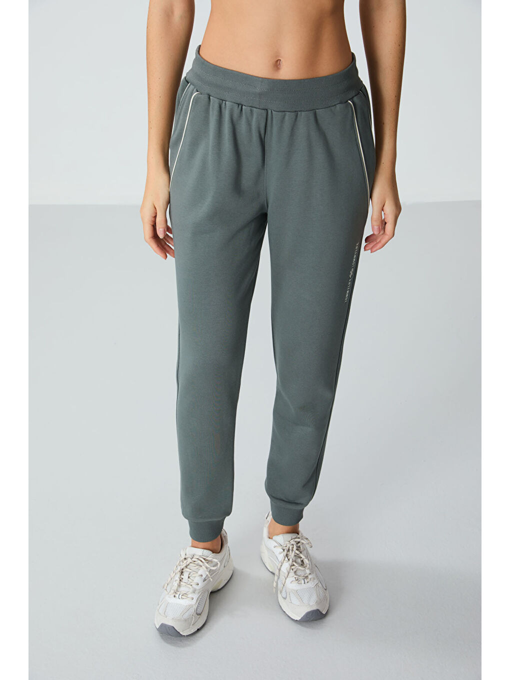 Haki Kompakt Pamuklu Kalın Pürüzsüz Dokulu Standart Fit Kadın Eşofman Altı - 94660-3