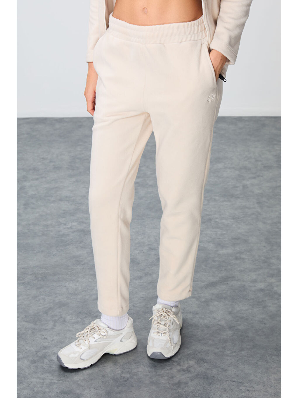 Bej Kalın Yumuşak Dokulu Dik Yaka Oversize Nakışlı Polar Kadın Eşofman Takım -95339-2