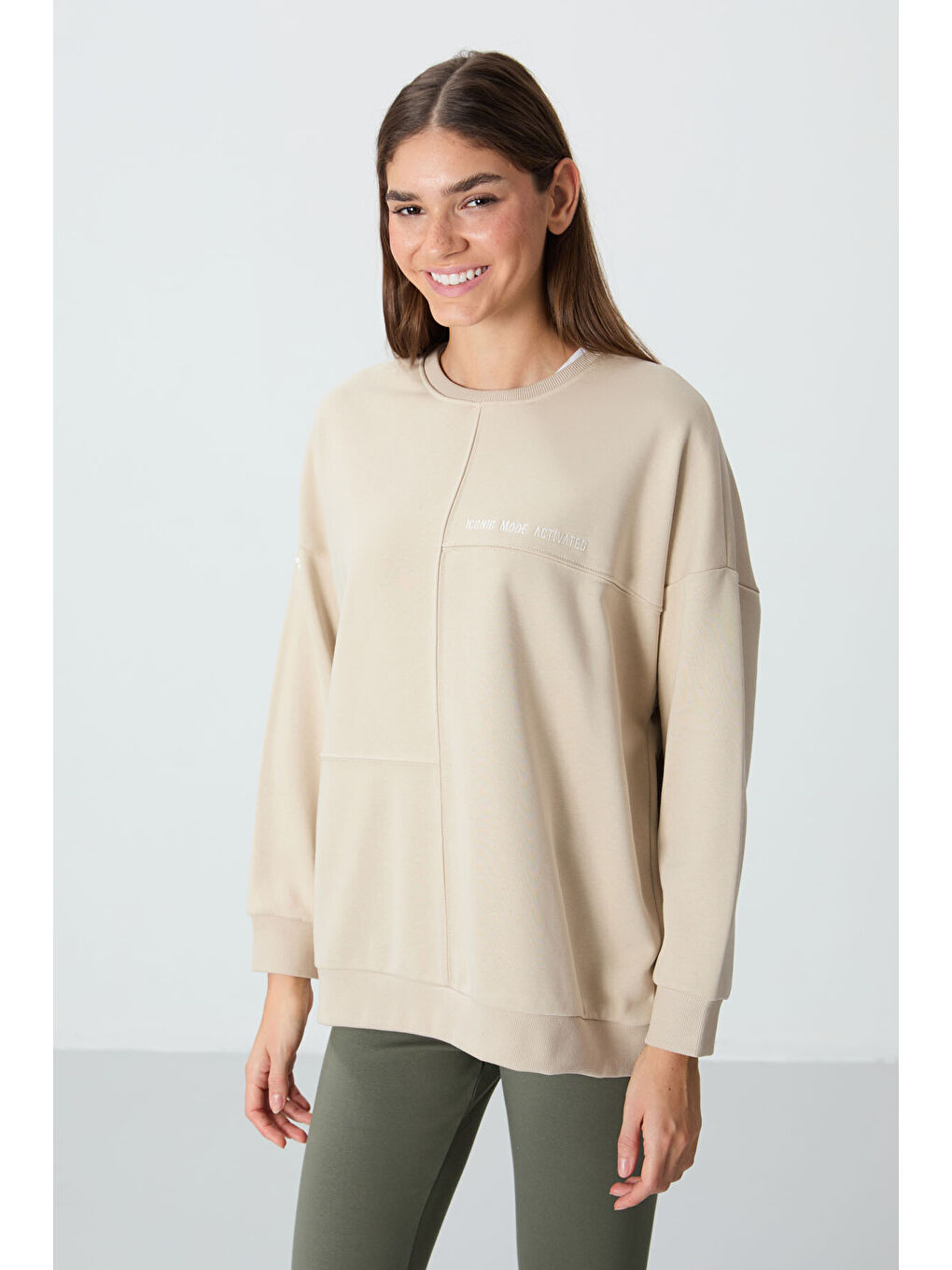 Bej Kompakt Pamuklu Kalın Pürüzsüz Dokulu O Yaka Oversize Fit Kadın Sweatshirt - 97288-1