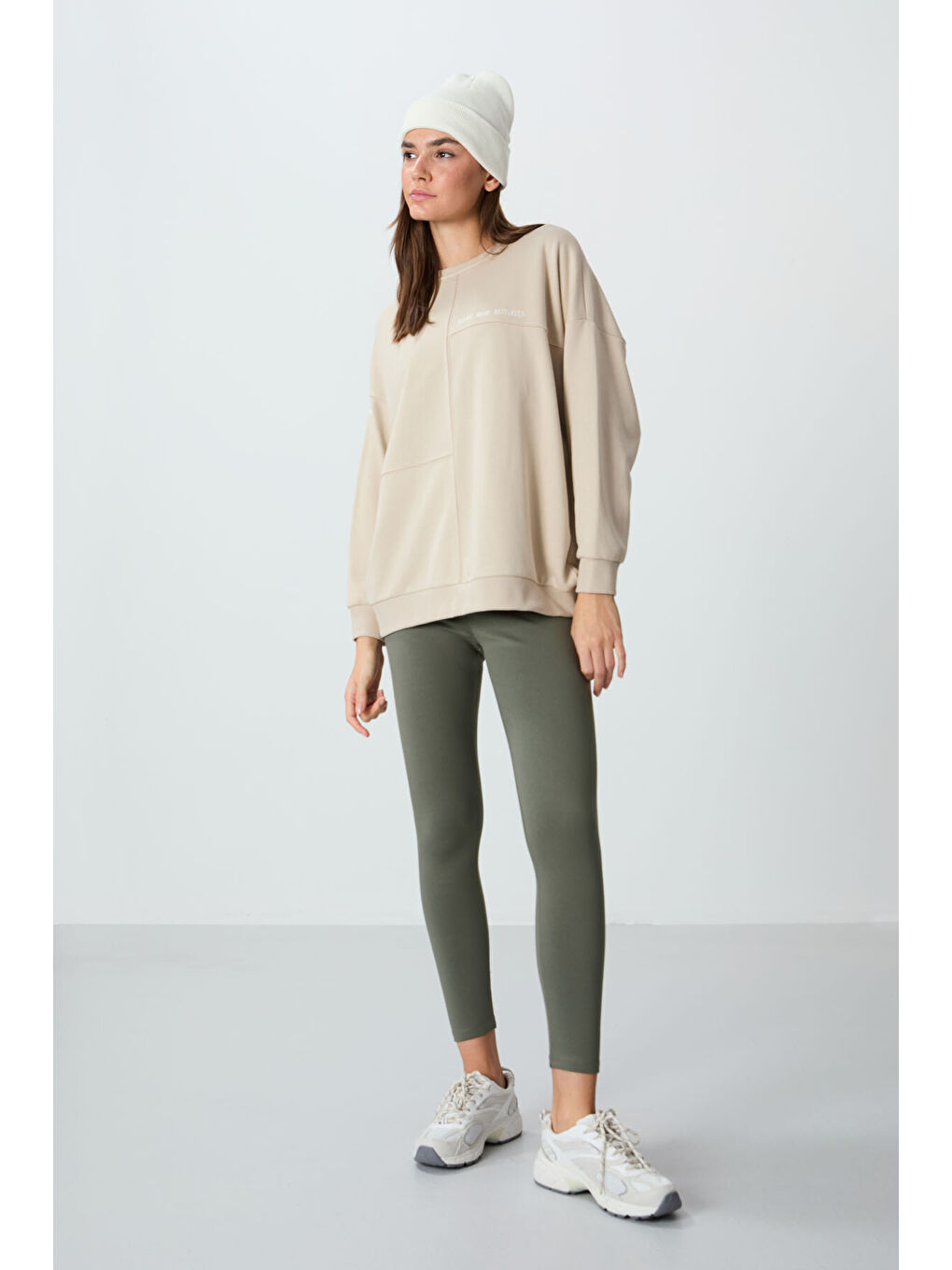 Bej Kompakt Pamuklu Kalın Pürüzsüz Dokulu O Yaka Oversize Fit Kadın Sweatshirt - 97288-3