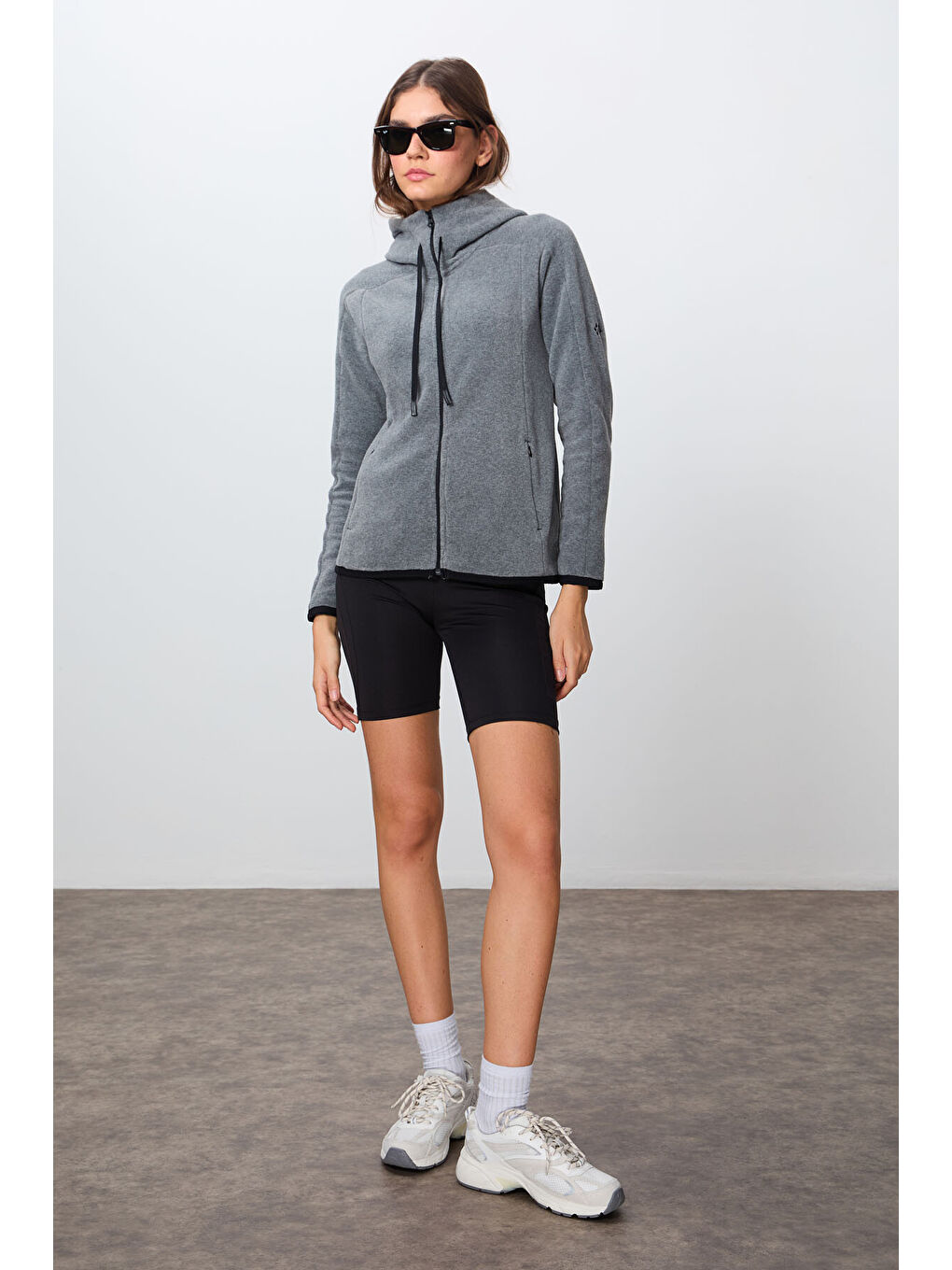 Gri Melanj Kalın Yumuşak Dokulu Kapüşonlu Standart Fit Nakışlı Polar Kadın Sweatshirt  97287-1