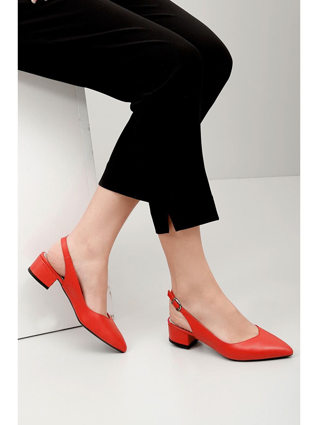 Kırmızı KIRMIZI  Hakiki Deri Sivri Burun Kısa Kalın Topuklu Arkası Açık Kadın Yazlık Ayakkabı 24173