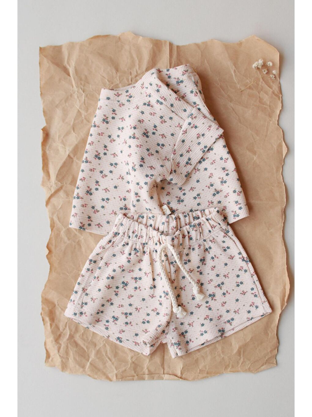 Bej Renkli Çiçek Baskılı Waffle Şort Takım-2