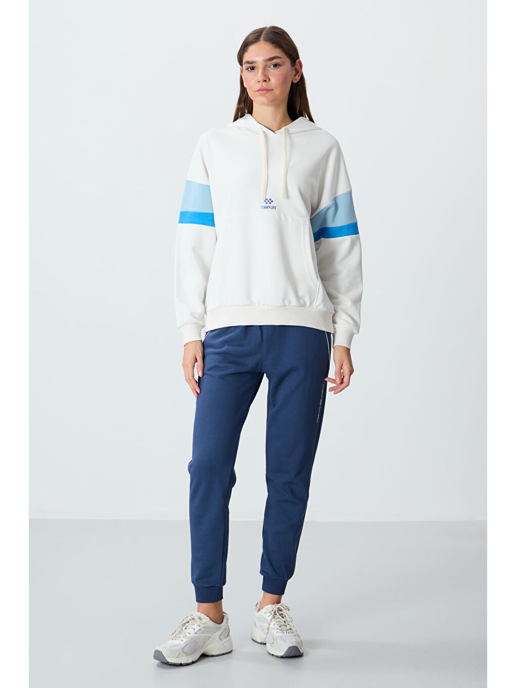 Ekru Kompakt Pamuklu Kalın Pürüzsüz Dokulu Kapüşonlu Oversize Fit Kadın Sweatshirt   97290-2