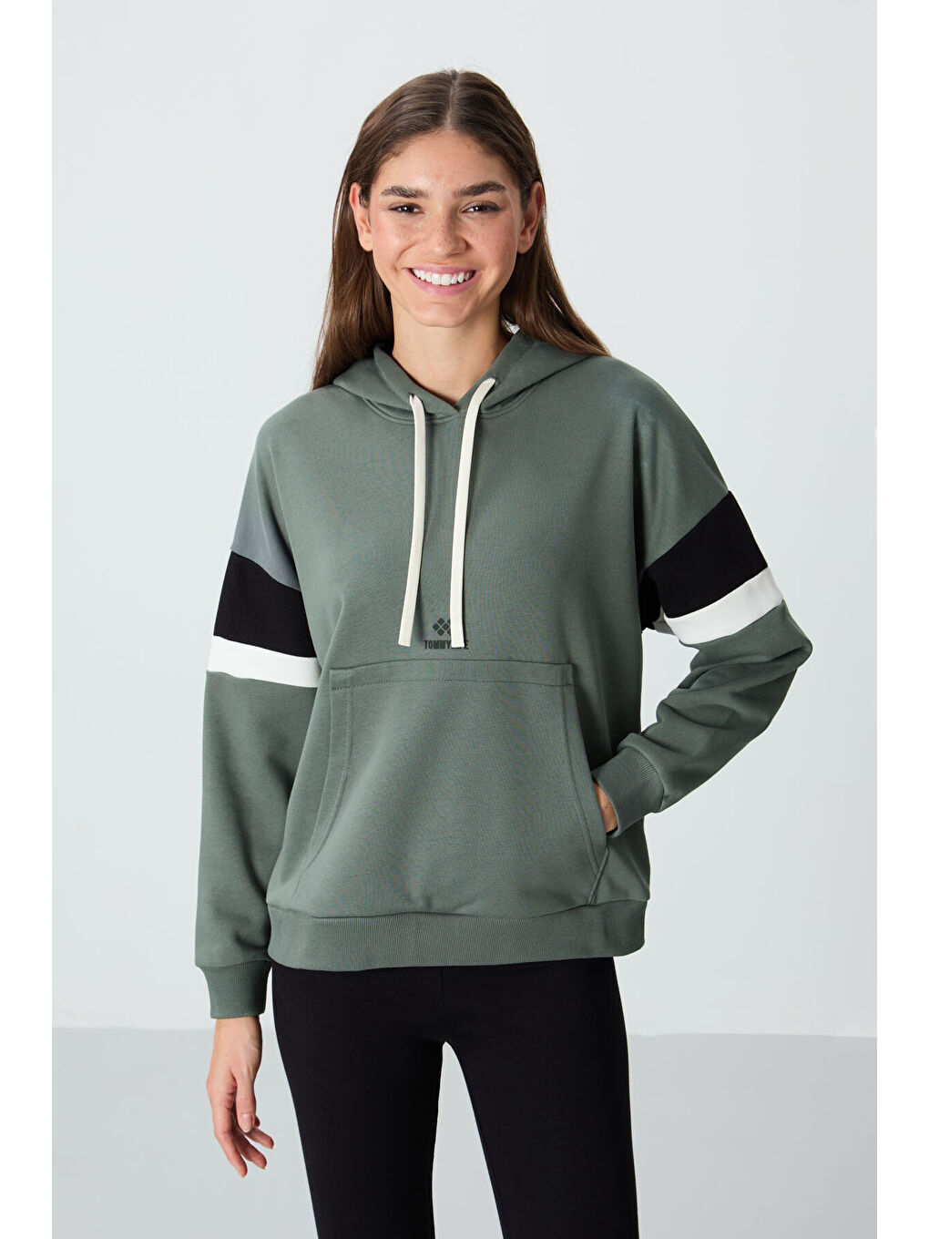 Haki Kompakt Pamuklu Kalın Pürüzsüz Dokulu Kapüşonlu Oversize Fit Kadın Sweatshirt   97290-1