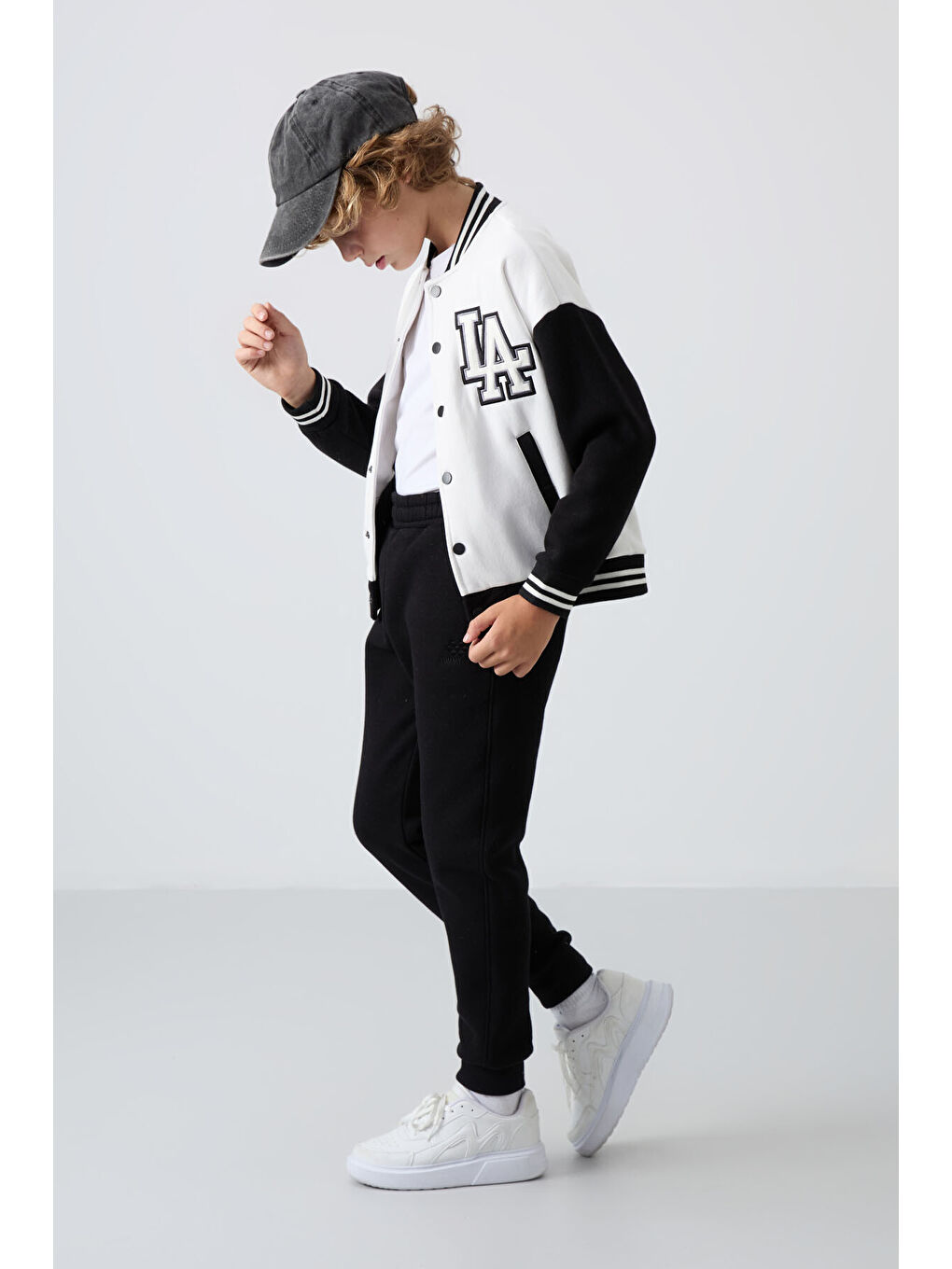 Ekru Pamuklu Kalın İçi Tüylü Yumuşak Dokulu Standart Fit Nakışlı Erkek Çocuk Kolej Ceket - 11258-1