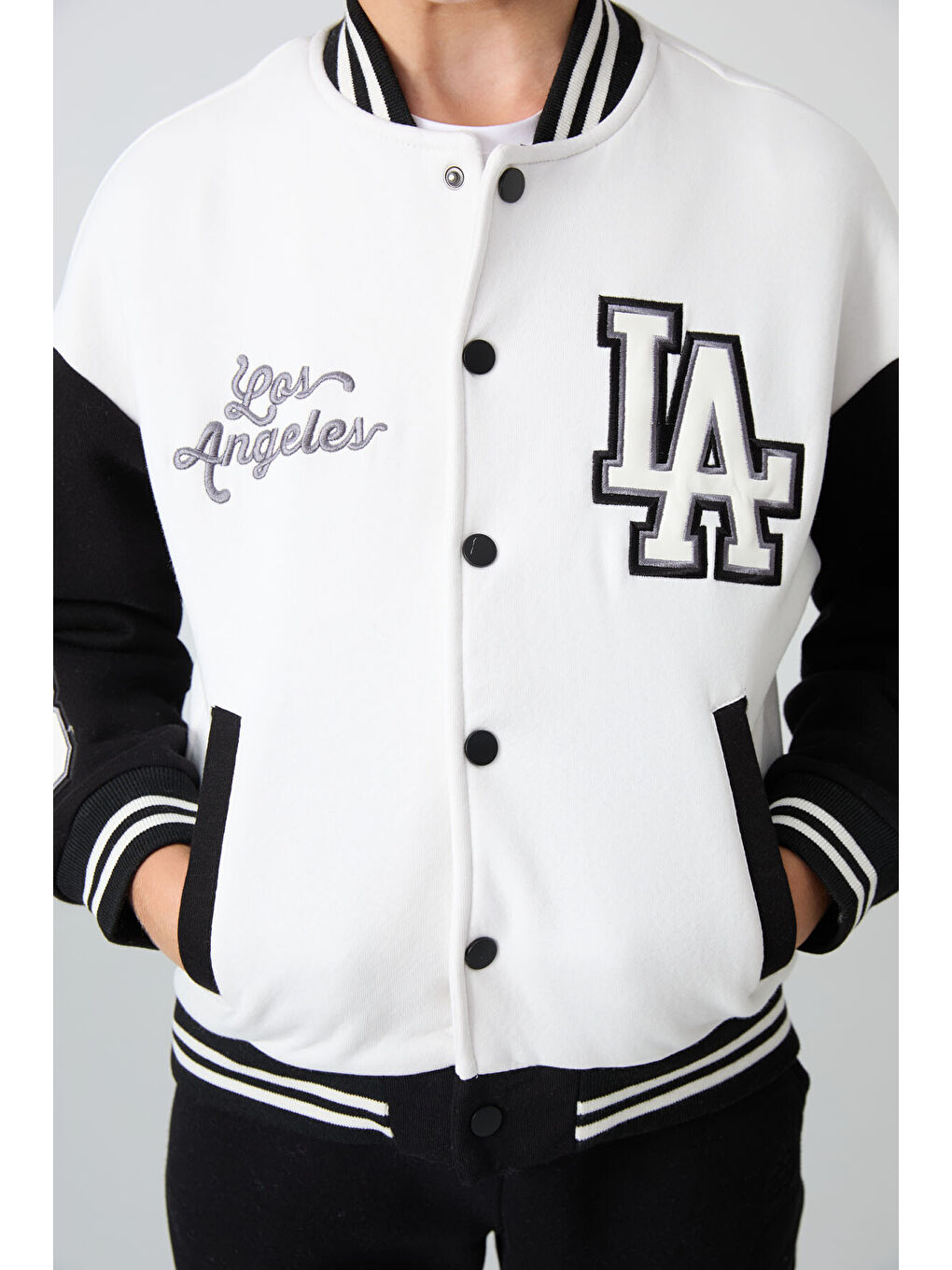 Ekru Pamuklu Kalın İçi Tüylü Yumuşak Dokulu Standart Fit Nakışlı Erkek Çocuk Kolej Ceket - 11258-2