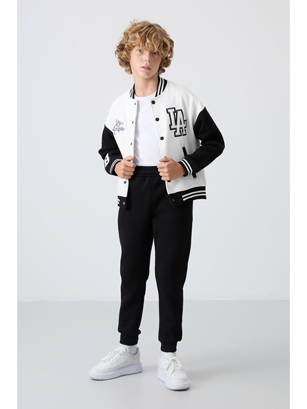 Ekru Pamuklu Kalın İçi Tüylü Yumuşak Dokulu Standart Fit Nakışlı Erkek Çocuk Kolej Ceket - 11258-3