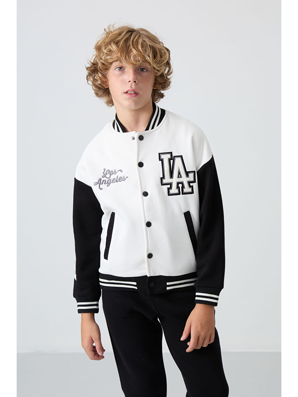 Ekru Pamuklu Kalın İçi Tüylü Yumuşak Dokulu Standart Fit Nakışlı Erkek Çocuk Kolej Ceket - 11258-4