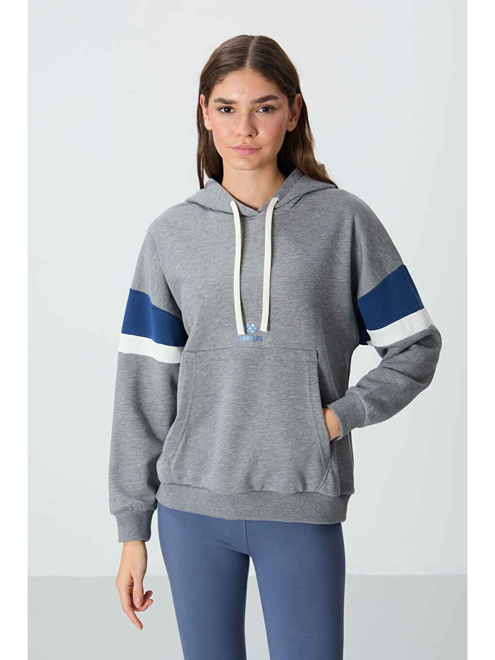 Gri Melanj Kompakt Pamuklu Kalın Pürüzsüz Dokulu Kapüşonlu Oversize Fit Kadın Sweatshirt   97290