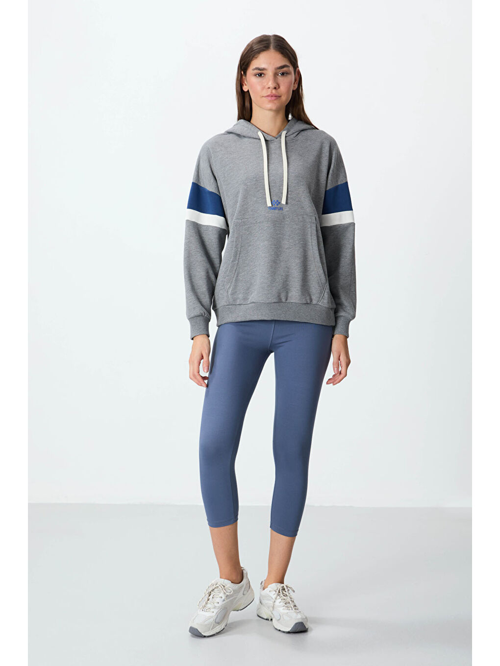 Gri Melanj Kompakt Pamuklu Kalın Pürüzsüz Dokulu Kapüşonlu Oversize Fit Kadın Sweatshirt   97290-2