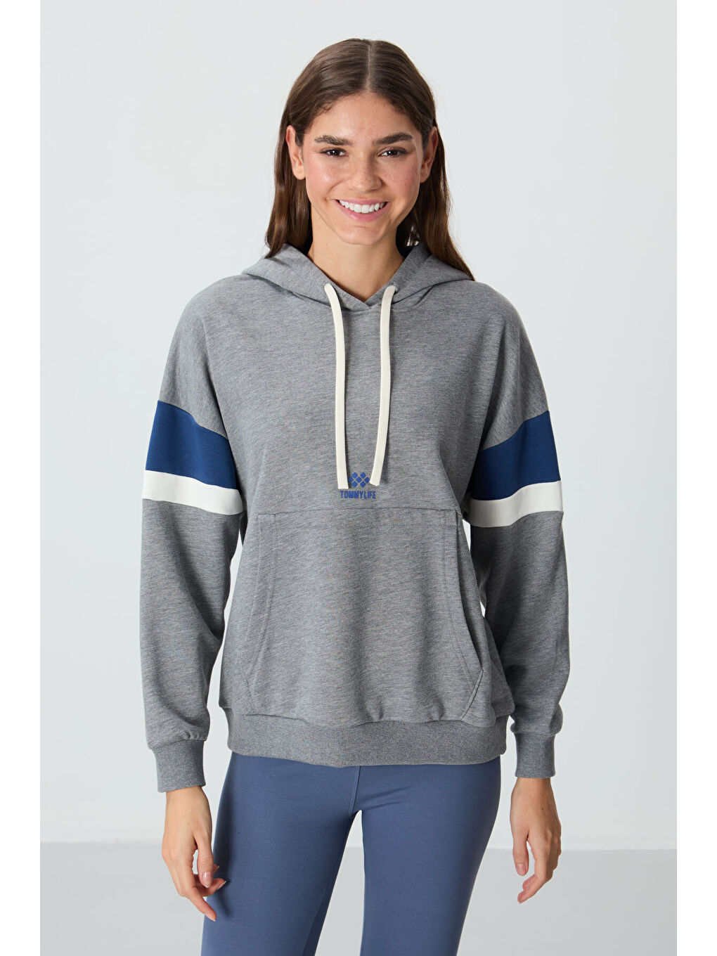 Gri Melanj Kompakt Pamuklu Kalın Pürüzsüz Dokulu Kapüşonlu Oversize Fit Kadın Sweatshirt   97290-3