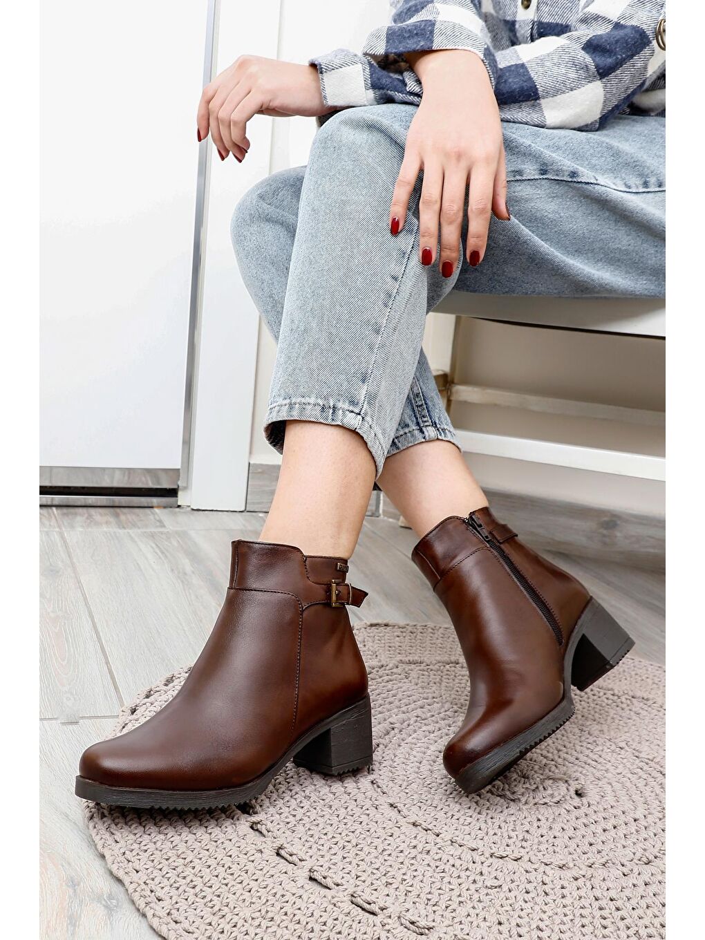 Kahverengi Hakiki Deri Yuvarlak Burun Topuklu Fermuarlı Tokalı Kadın Günlük Bot 47453