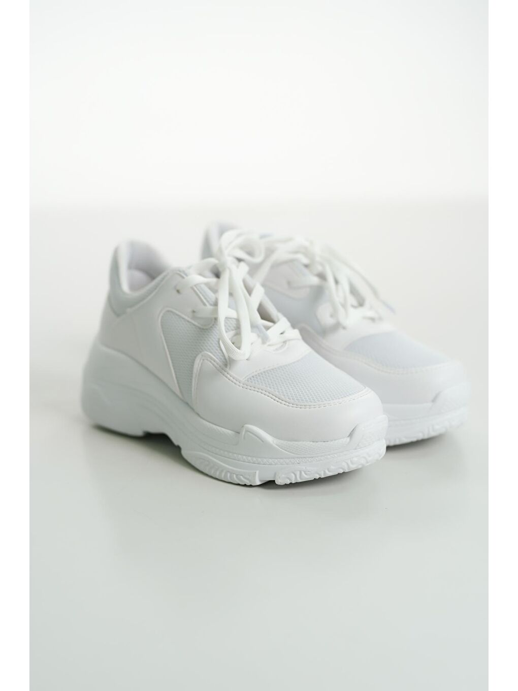 Beyaz Bağcıklı Yüksek Taban Kadın Spor Ayakkabı K-10-3