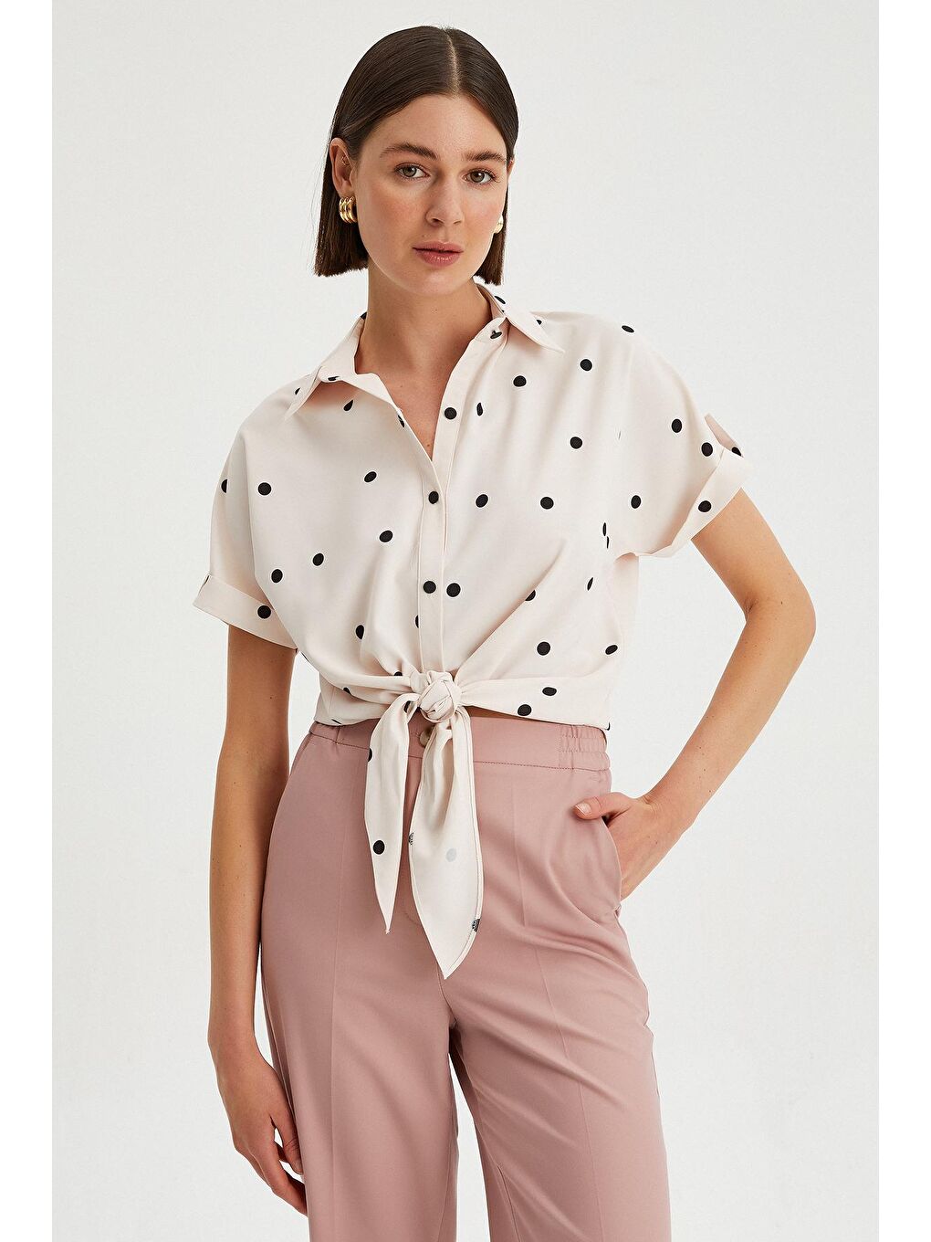 Bej Kadın Gömlek Yaka Puantiyeli Bağlama Detaylı Apoletli Gömlek
