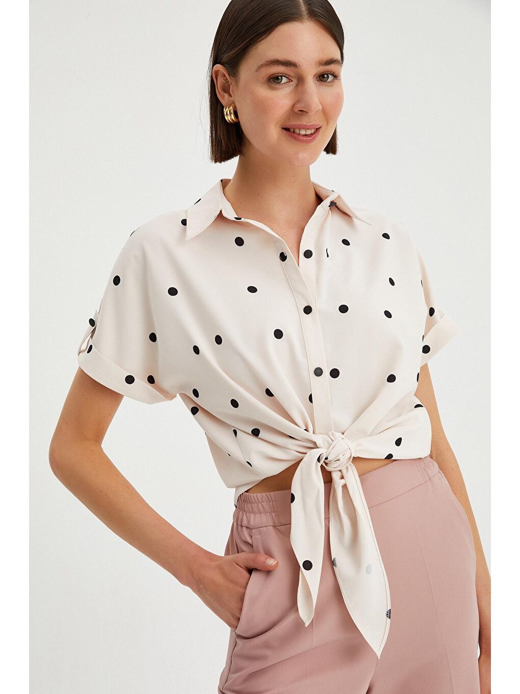 Bej Kadın Gömlek Yaka Puantiyeli Bağlama Detaylı Apoletli Gömlek-2