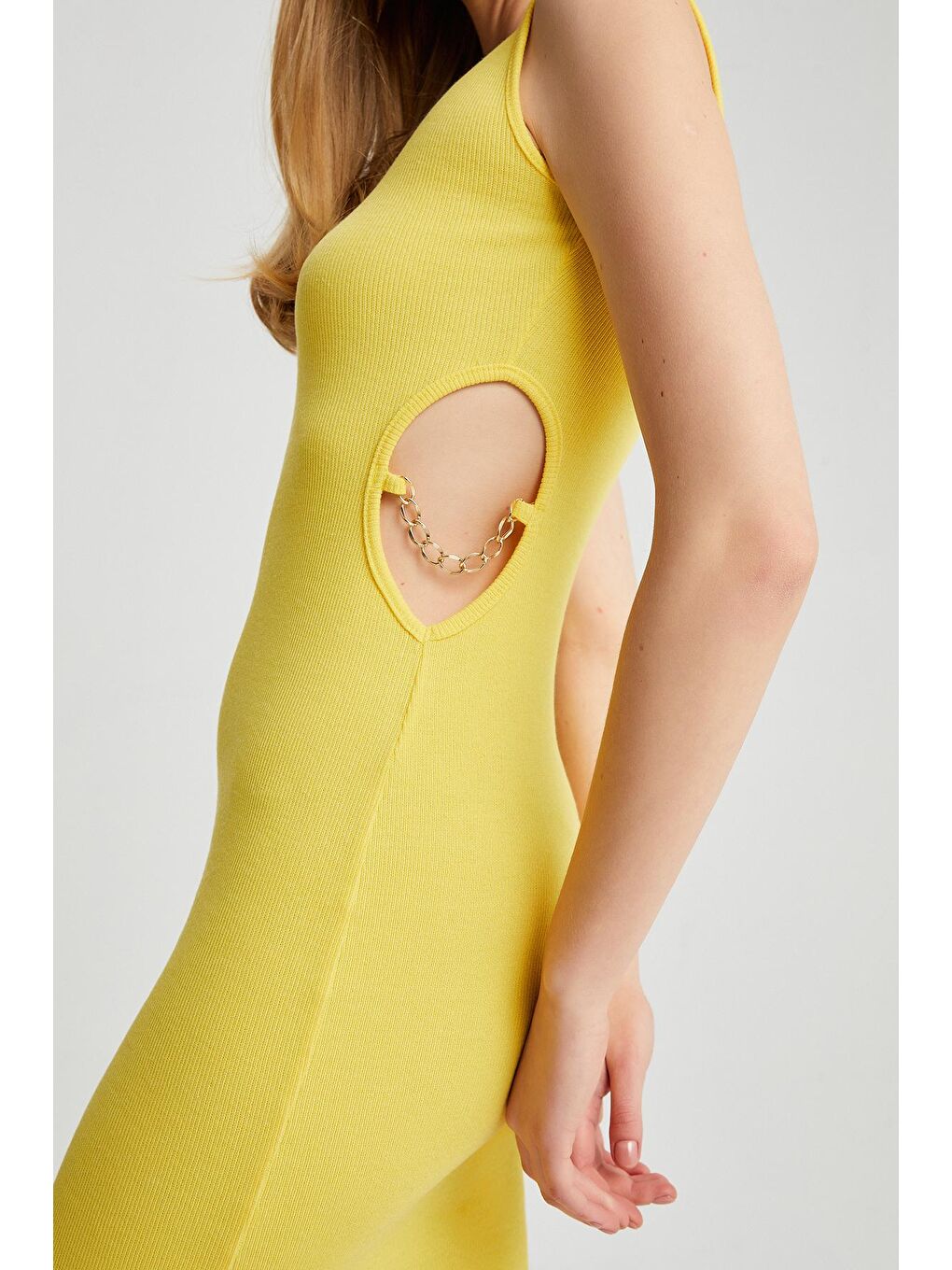 Sarı Kadın Zincir Pencere Detaylı Kolsuz Örme Kalem Elbise-1