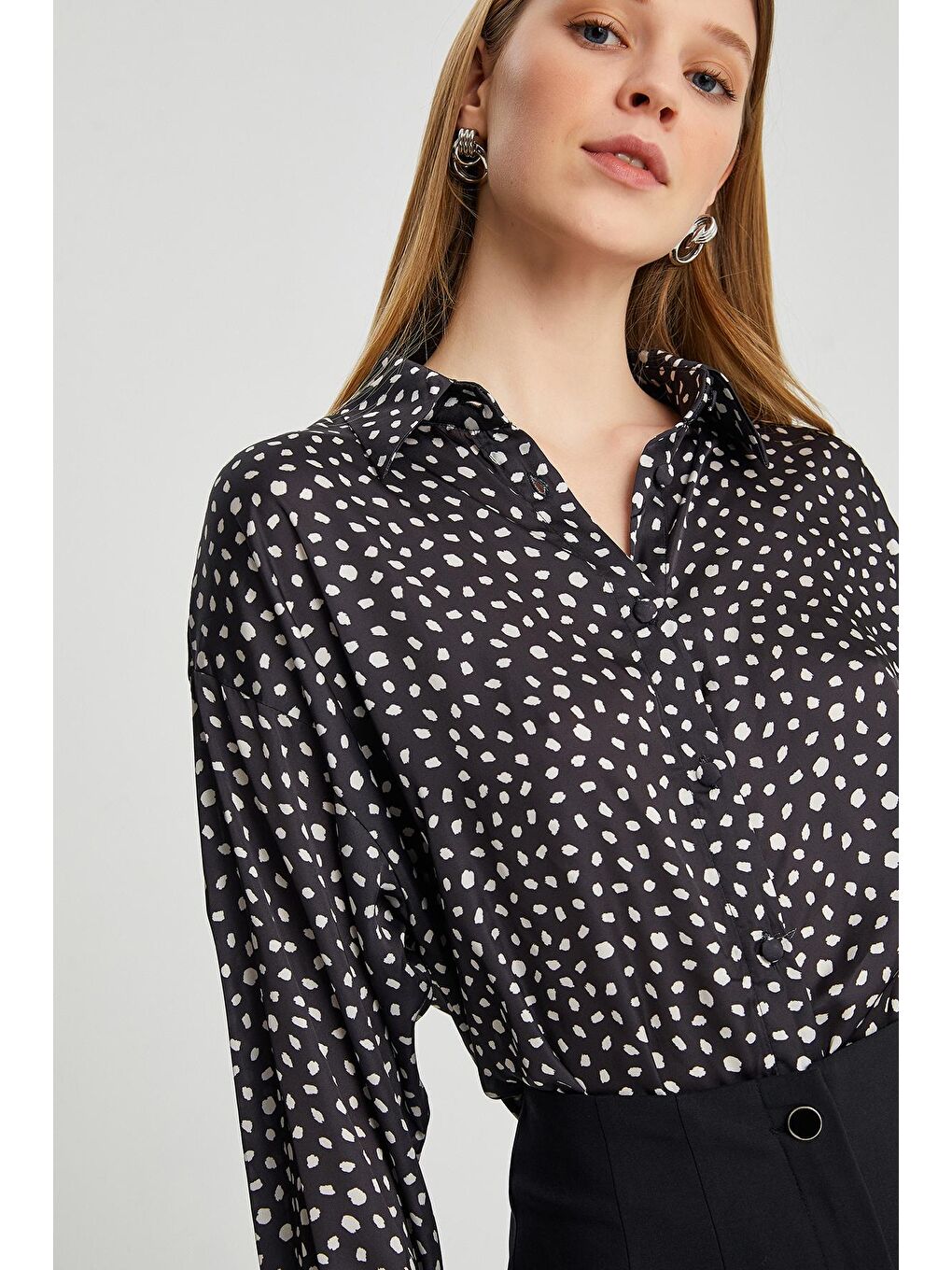 Siyah Kadın Baskılı Uzun Kol Puantiyeli Saten Gömlek-1