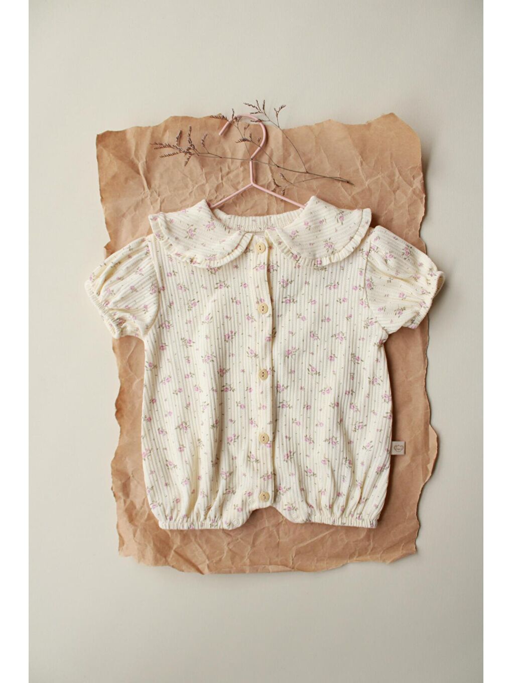 Bej Pembe Çiçek Düğmeli Tulum-1