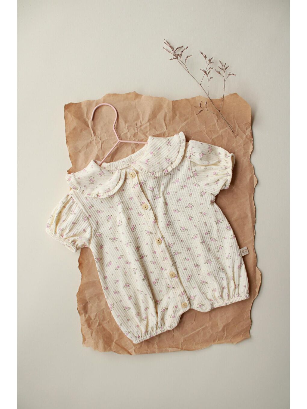 Bej Pembe Çiçek Düğmeli Tulum-3