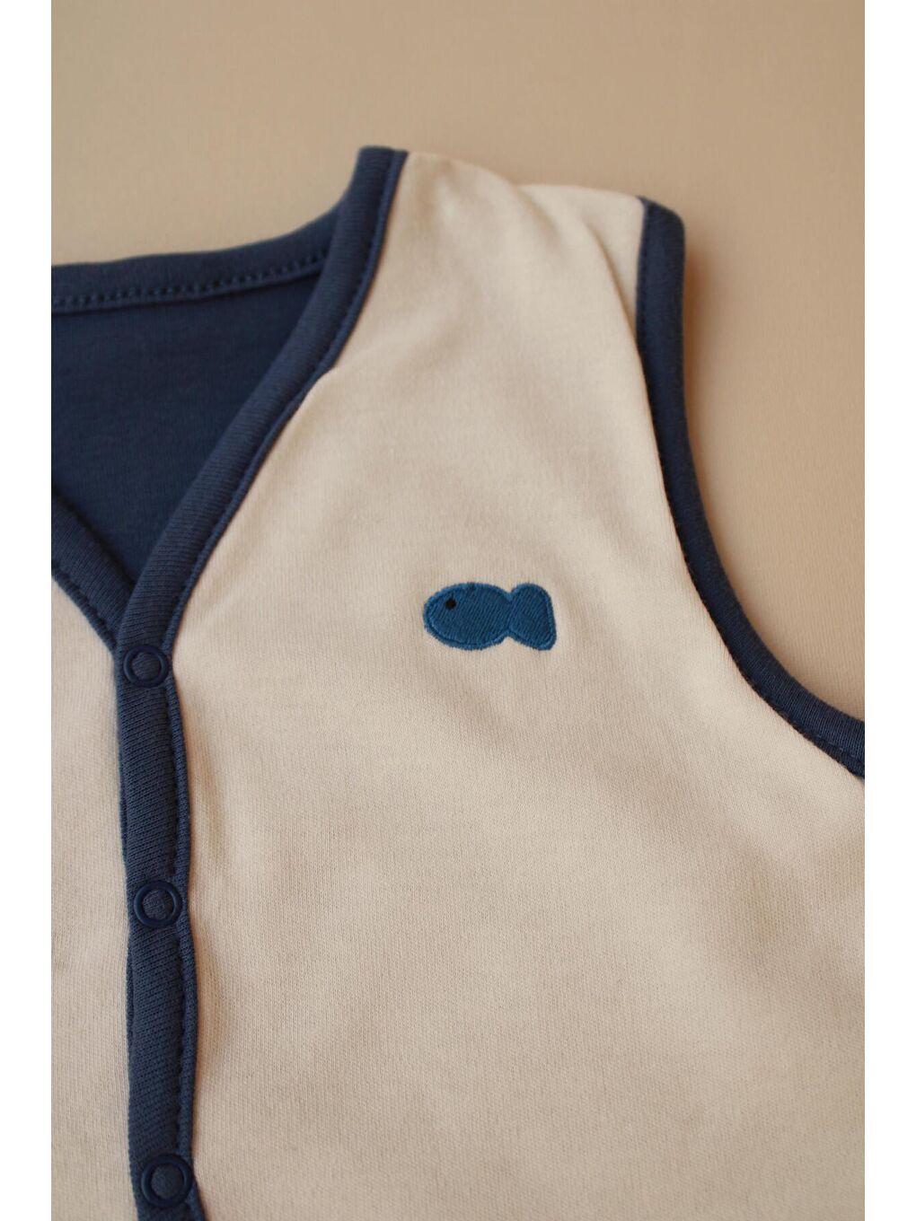 Ekru Balık Nakışlı Çift Taraflı Yelek-4