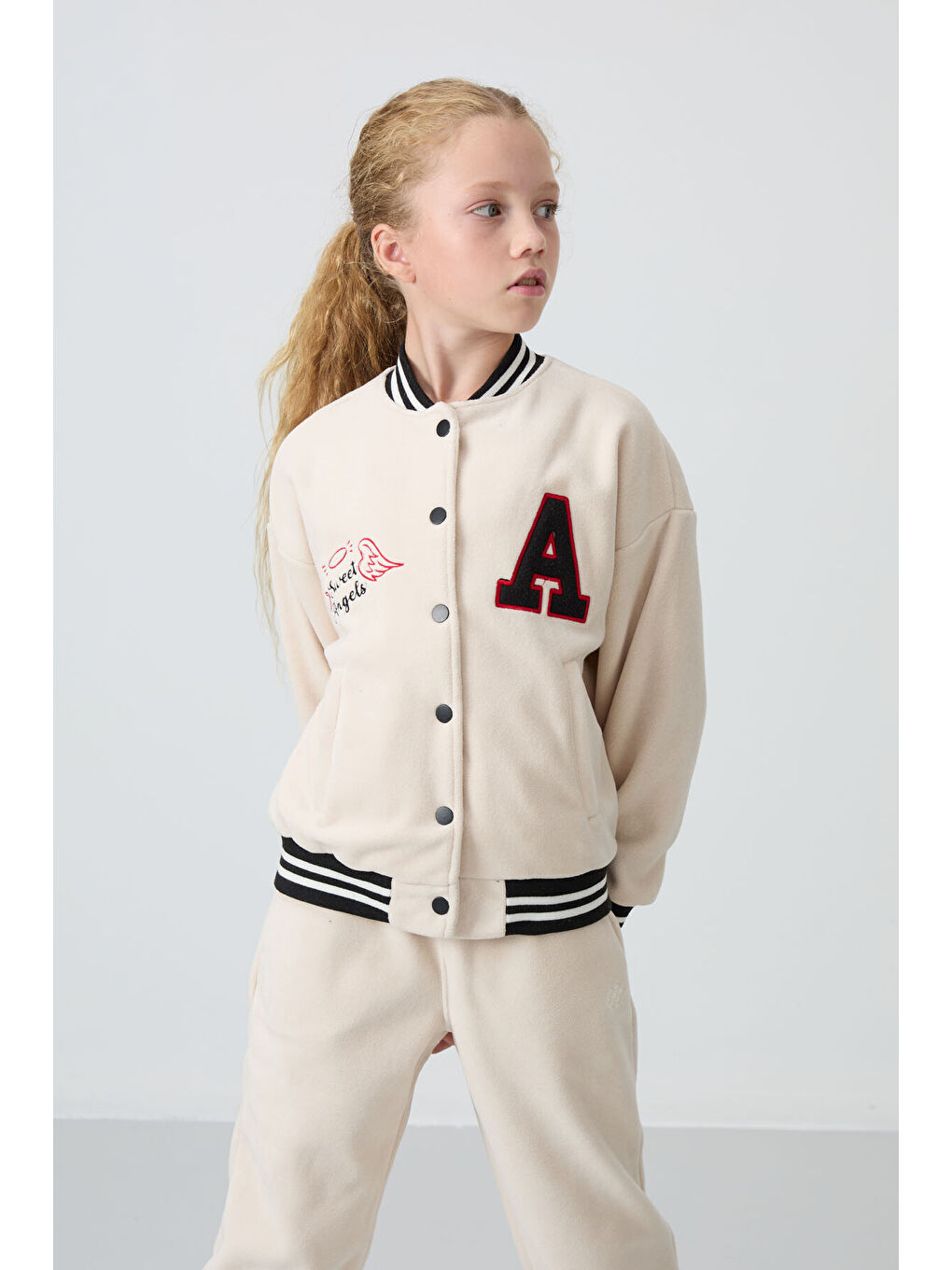 Bej Kalın Yumuşak Dokulu Standart Fit Nakışlı Polar Kız Çocuk Kolej Ceket - 75156-2