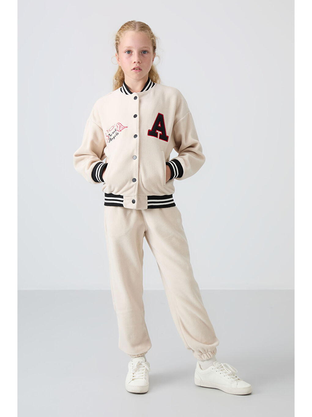 Bej Kalın Yumuşak Dokulu Standart Fit Nakışlı Polar Kız Çocuk Kolej Ceket - 75156-3