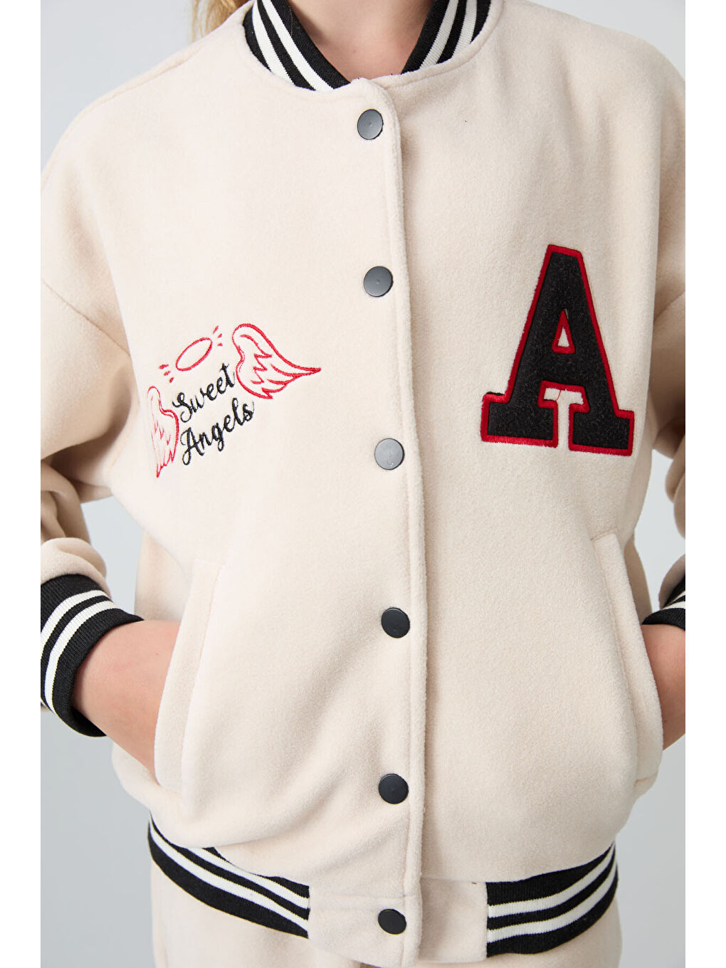 Bej Kalın Yumuşak Dokulu Standart Fit Nakışlı Polar Kız Çocuk Kolej Ceket - 75156-4