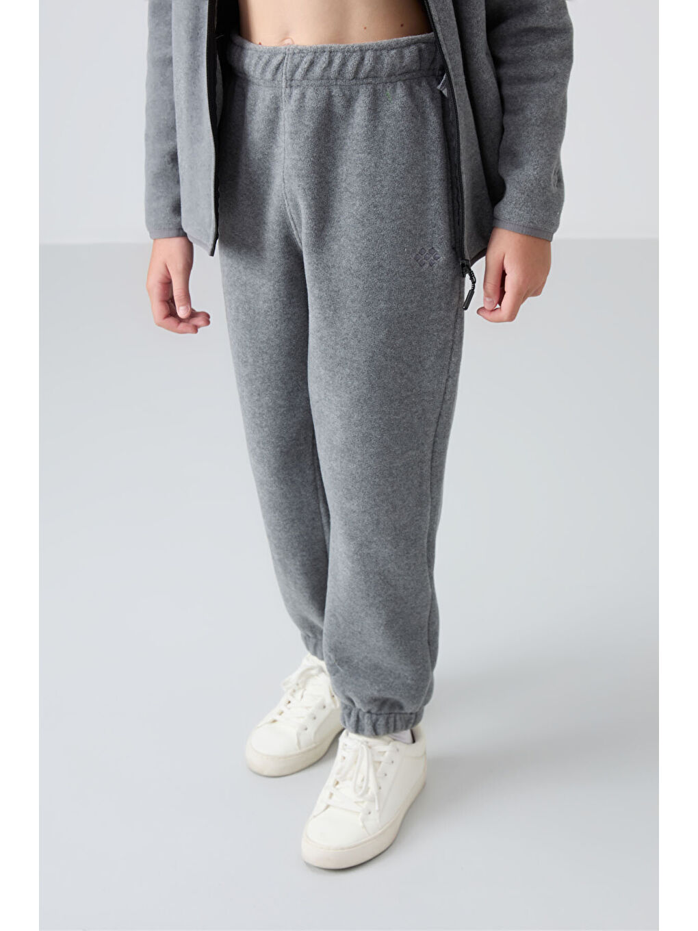 Gri Melanj Kalın Yumuşak Dokulu Standart Fit Nakışlı Polar Kız Çocuk Eşofman Alt - 75155-1