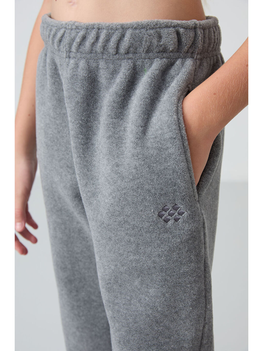 Gri Melanj Kalın Yumuşak Dokulu Standart Fit Nakışlı Polar Kız Çocuk Eşofman Alt - 75155-2