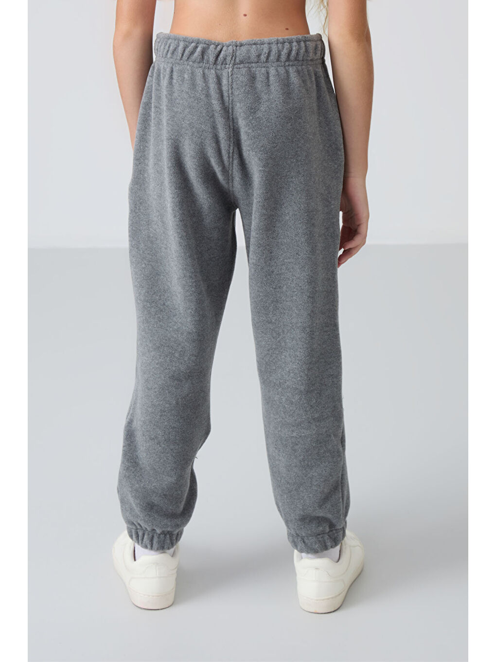 Gri Melanj Kalın Yumuşak Dokulu Standart Fit Nakışlı Polar Kız Çocuk Eşofman Alt - 75155-4