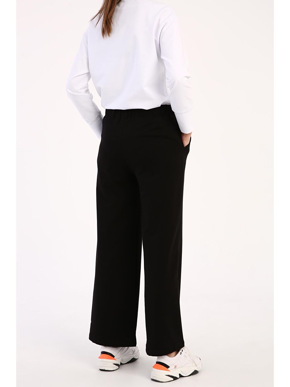 Siyah Çimalı Cepli Bol Paça Eşofman Altı-3